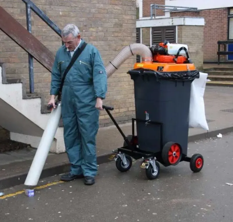 Tekerlekli Yaprak ve Çöp Toplama Makinesi