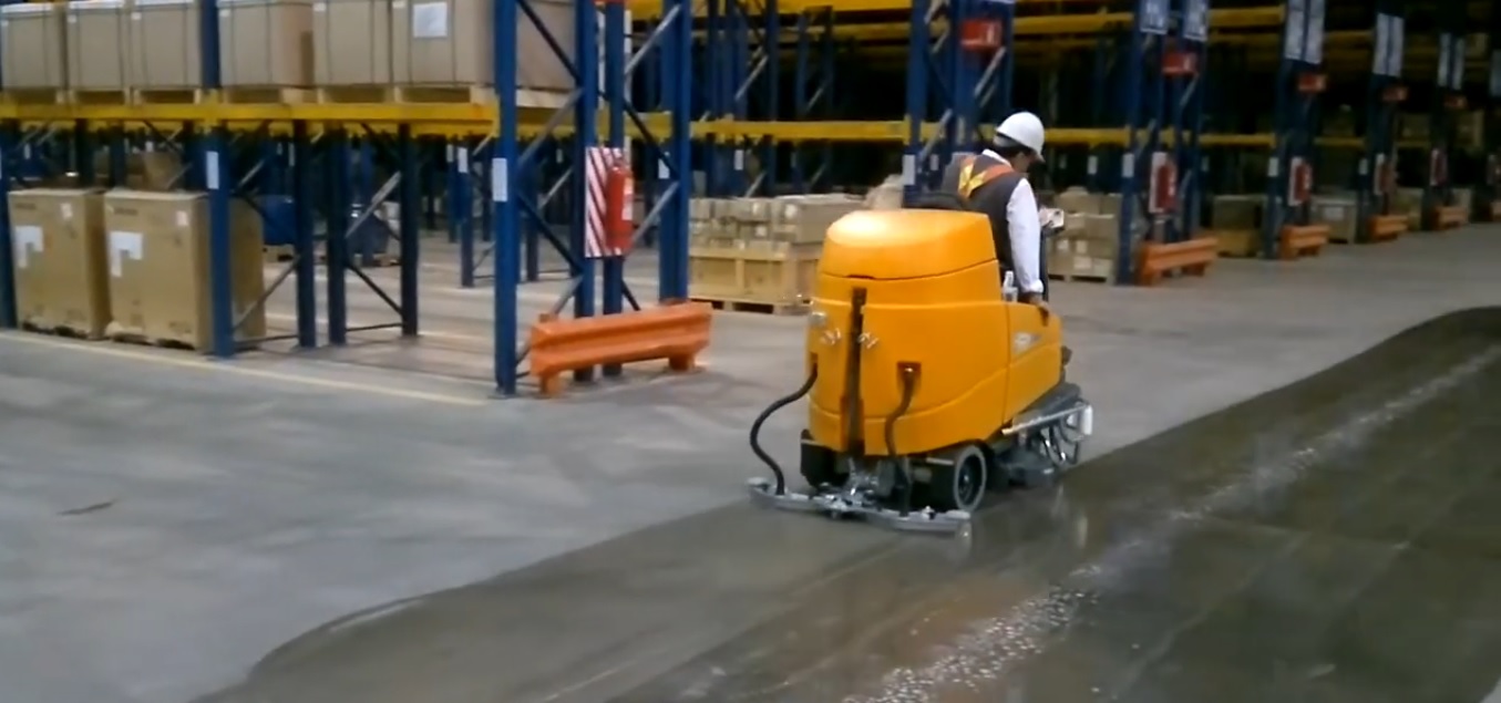 Taski binicili yer yıkama makinası